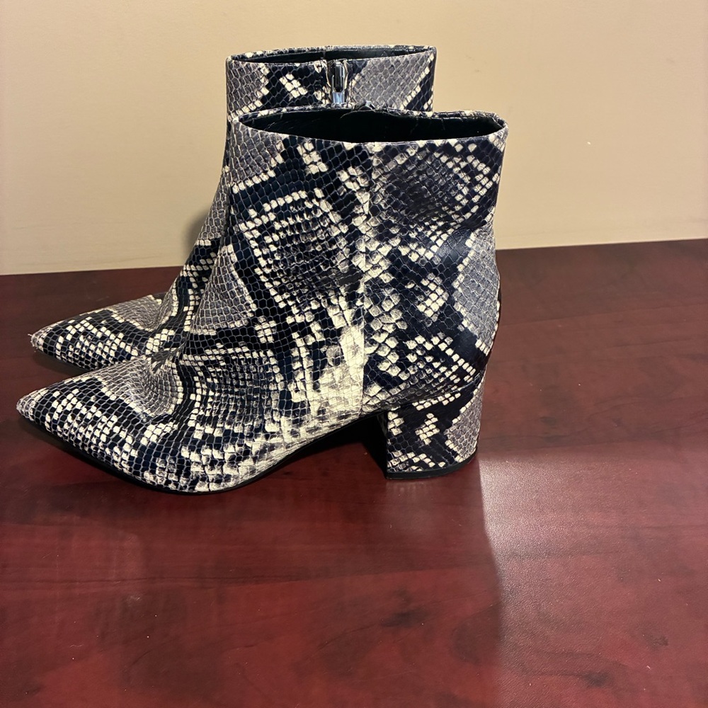 Marc Fisher LTD Snakeskin Print Ankle Booties Pointed Toe Block Heel Sz 7